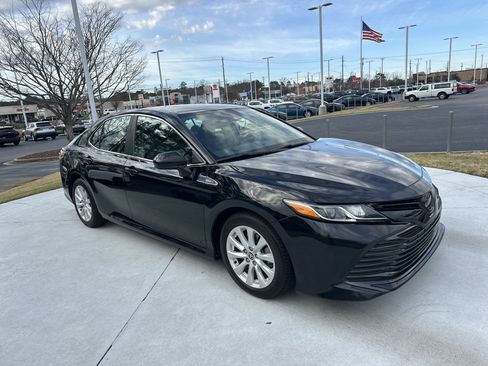 Used 2020 Toyota Camry LE image 2