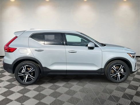 Used 2025 Volvo XC40 B5 Core w/ Climate Package image 2