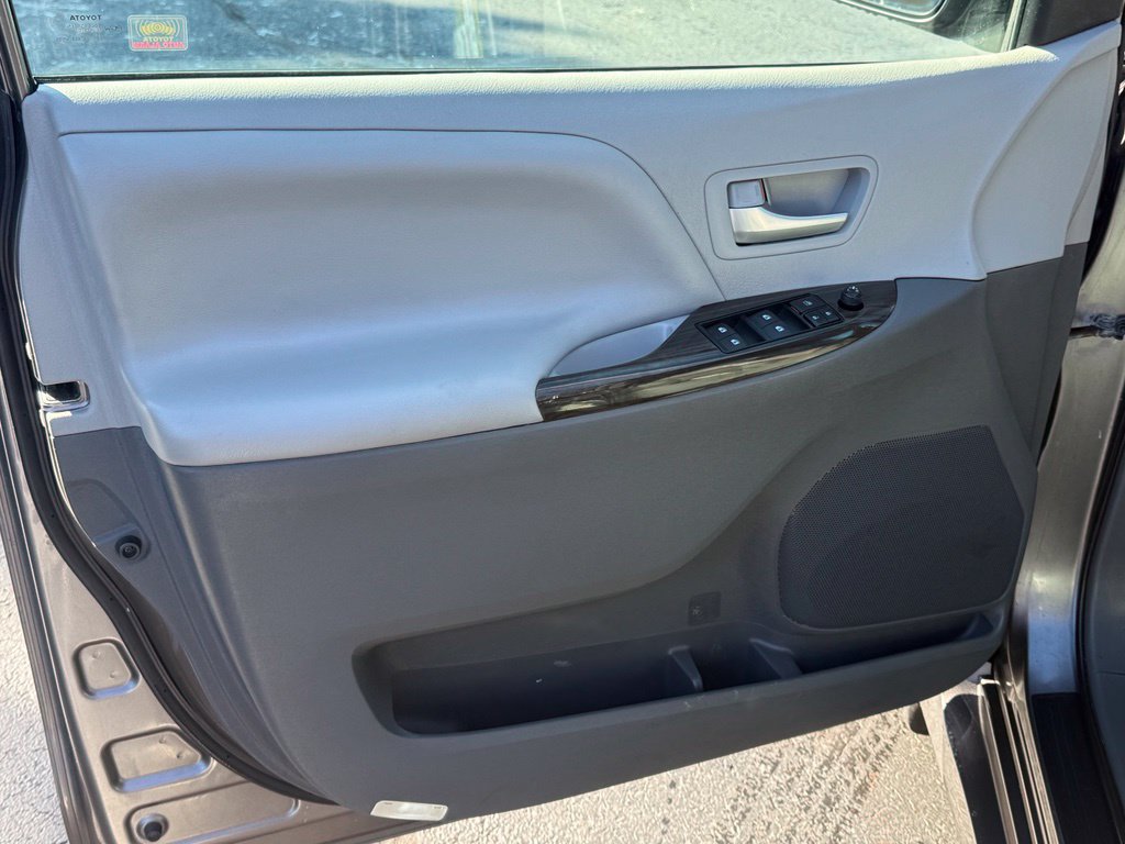 Used 2018 Toyota Sienna XLE w/ XLE Navigation Package AWD/4WD image 13