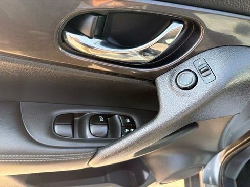 Used 2017 Nissan Rogue SV w/ SV Premium Package AWD/4WD image 12