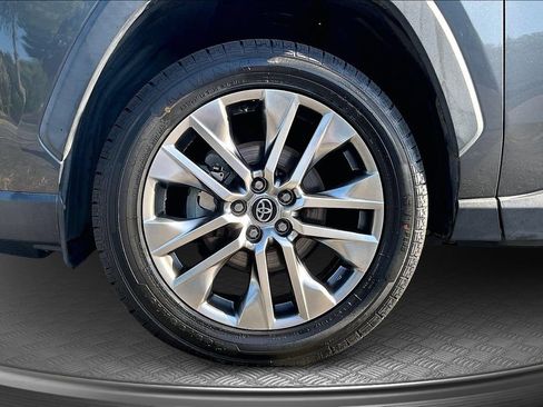 Used 2020 Toyota RAV4 XLE Premium FWD image 35