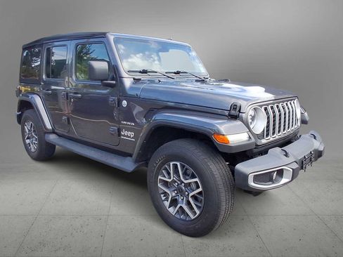 Used 2024 Jeep Wrangler Unlimited Sahara w/ Technology Group AWD/4WD image 2