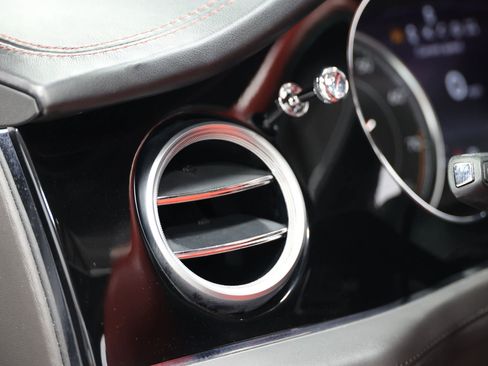 Used 2019 Bentley Bentayga image 25