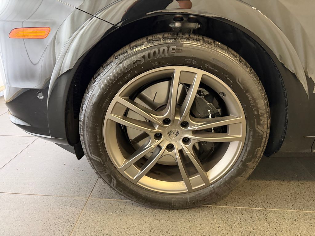 Certified 2025 Porsche Cayenne Turbo AWD/4WD image 10
