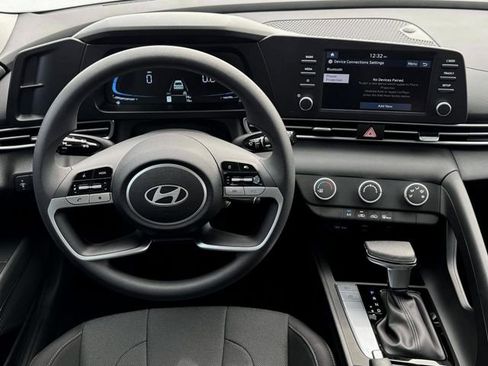 New 2025 Hyundai Elantra SE image 18