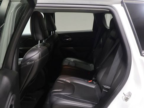 Certified 2019 Jeep Cherokee Latitude Plus w/ Cold Weather Group image 16