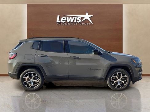 Used 2024 Jeep Compass Latitude image 5