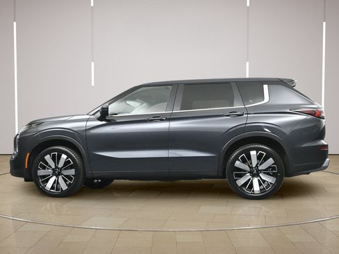 Used 2025 Mitsubishi Outlander SE AWD/4WD image 32