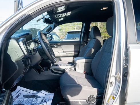 Used 2017 Toyota Tacoma TRD Sport image 19