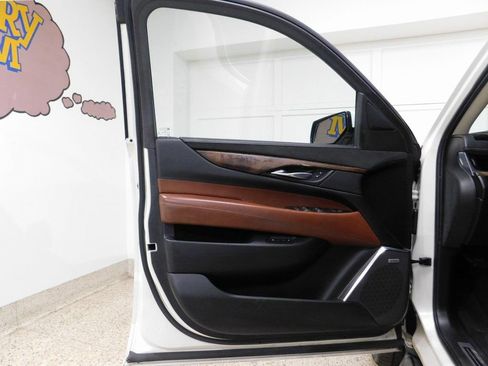 Used 2015 Cadillac Escalade Luxury image 24