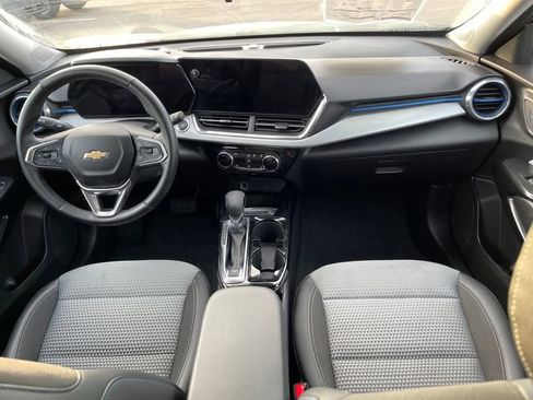 Used 2025 Chevrolet Trax LT w/ LT Convenience Package FWD image 30