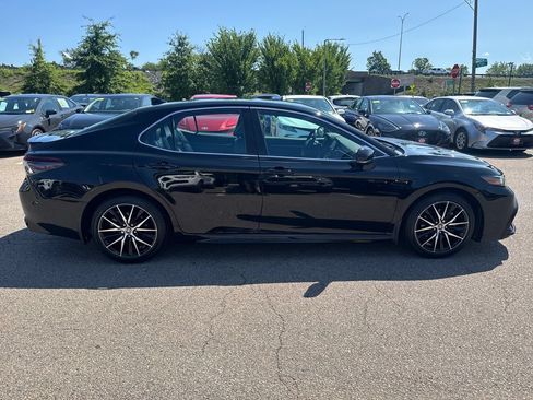 Used 2022 Toyota Camry SE FWD image 8