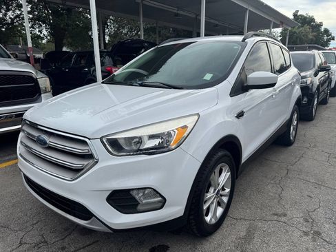 Used 2018 Ford Escape SE w/ SE Sync 3 Package FWD image 2