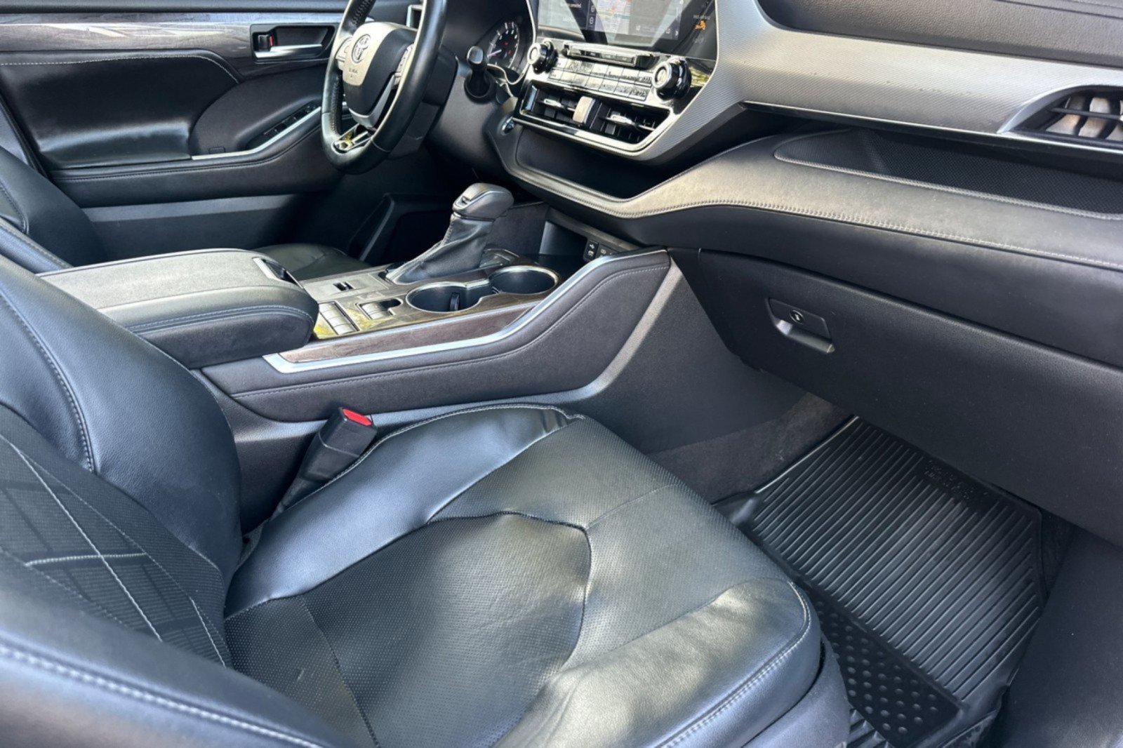 Certified 2022 Toyota Highlander Platinum FWD image 16