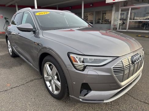 Used 2019 Audi e-tron Premium Plus image 3