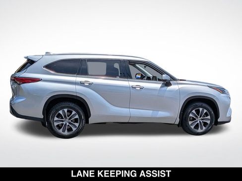 Used 2022 Toyota Highlander XLE AWD/4WD image 6