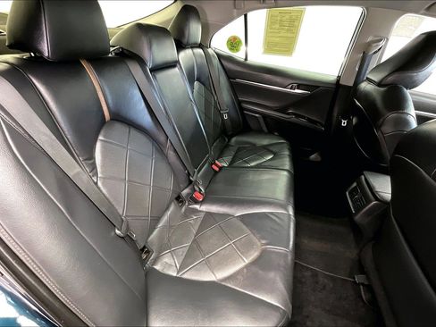 Used 2018 Toyota Camry XLE image 18