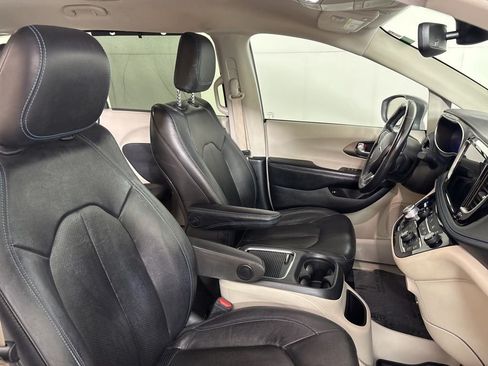 Used 2021 Chrysler Pacifica Touring-L FWD image 19