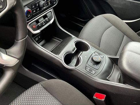 Used 2024 GMC Terrain SLE w/ Driver Convenience Package image 10