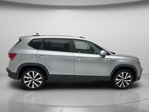 Used 2023 Volkswagen Taos SE FWD image 6