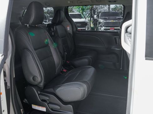 Used 2016 Toyota Sienna SE image 39