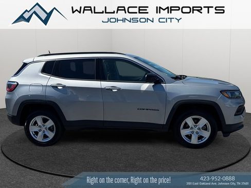 Used 2022 Jeep Compass Latitude w/ Sun and Sound Group AWD/4WD image 6