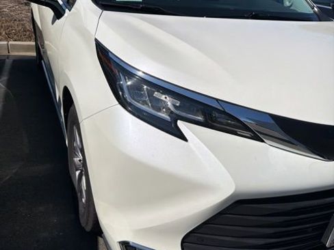 Used 2021 Toyota Sienna XLE w/ XLE Plus Package image 4