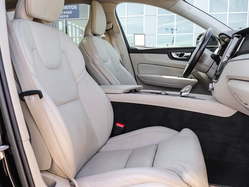 Used 2023 Volvo XC60 B5 Ultimate w/ Climate Package FWD image 17