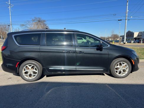 Used 2020 Chrysler Pacifica Touring-L Plus w/ Tire & Wheel Group image 7