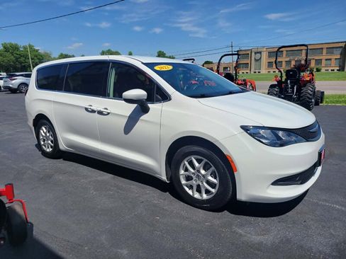 Used 2022 Chrysler Voyager LX FWD image 3
