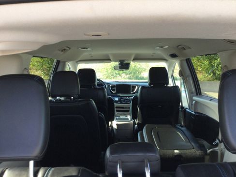 Used 2021 Chrysler Pacifica Touring-L image 12