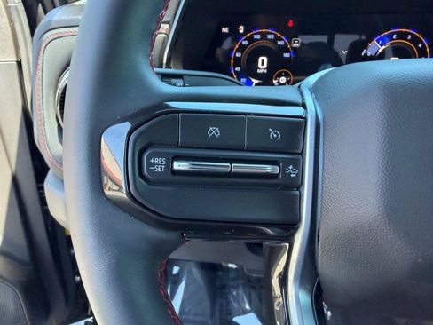 Used 2024 Chevrolet Colorado Z71 w/ Z71 Convenience Package 2 AWD/4WD image 25