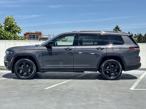 Used 2025 Jeep Grand Cherokee L Limited w/ Luxury Tech Group II AWD/4WD image 2