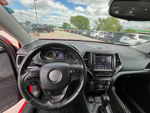 Used 2019 Jeep Cherokee Trailhawk w/ Cold Weather Group AWD/4WD image 39