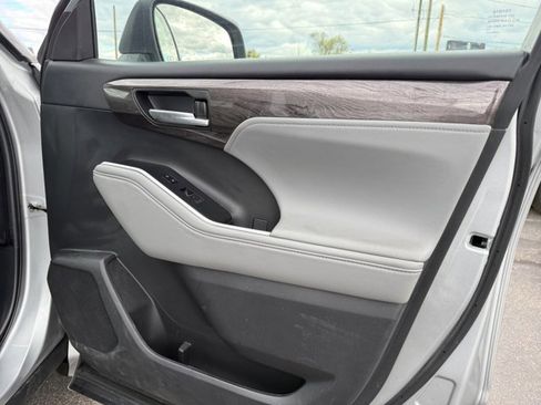 Used 2023 Toyota Highlander Limited AWD/4WD image 31