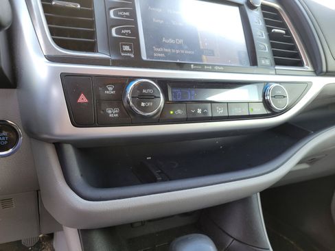 Used 2018 Toyota Highlander Limited Platinum FWD image 19