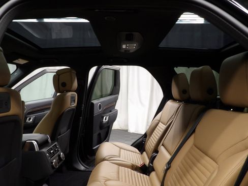 Used 2024 Land Rover Discovery Dynamic SE image 12