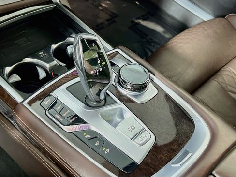 Used 2021 BMW 750i xDrive w/ Executive Package image 17