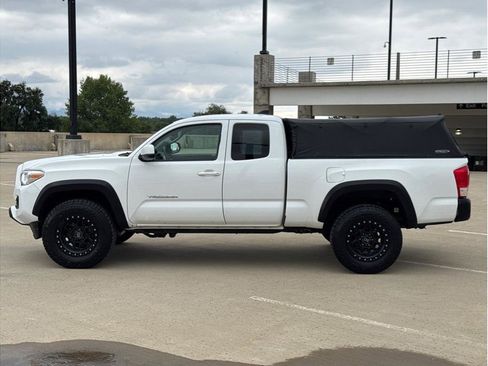 Used 2017 Toyota Tacoma SR5 AWD/4WD image 4
