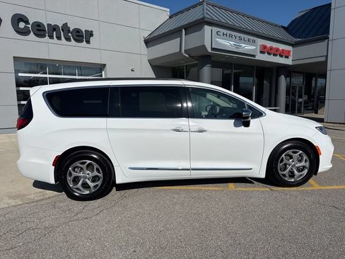 Used 2023 Chrysler Pacifica Limited FWD image 10