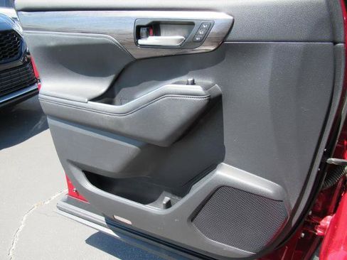 Used 2021 Toyota Highlander Limited FWD image 20