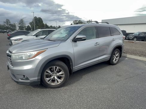 Used 2015 Toyota Highlander XLE AWD/4WD image 3