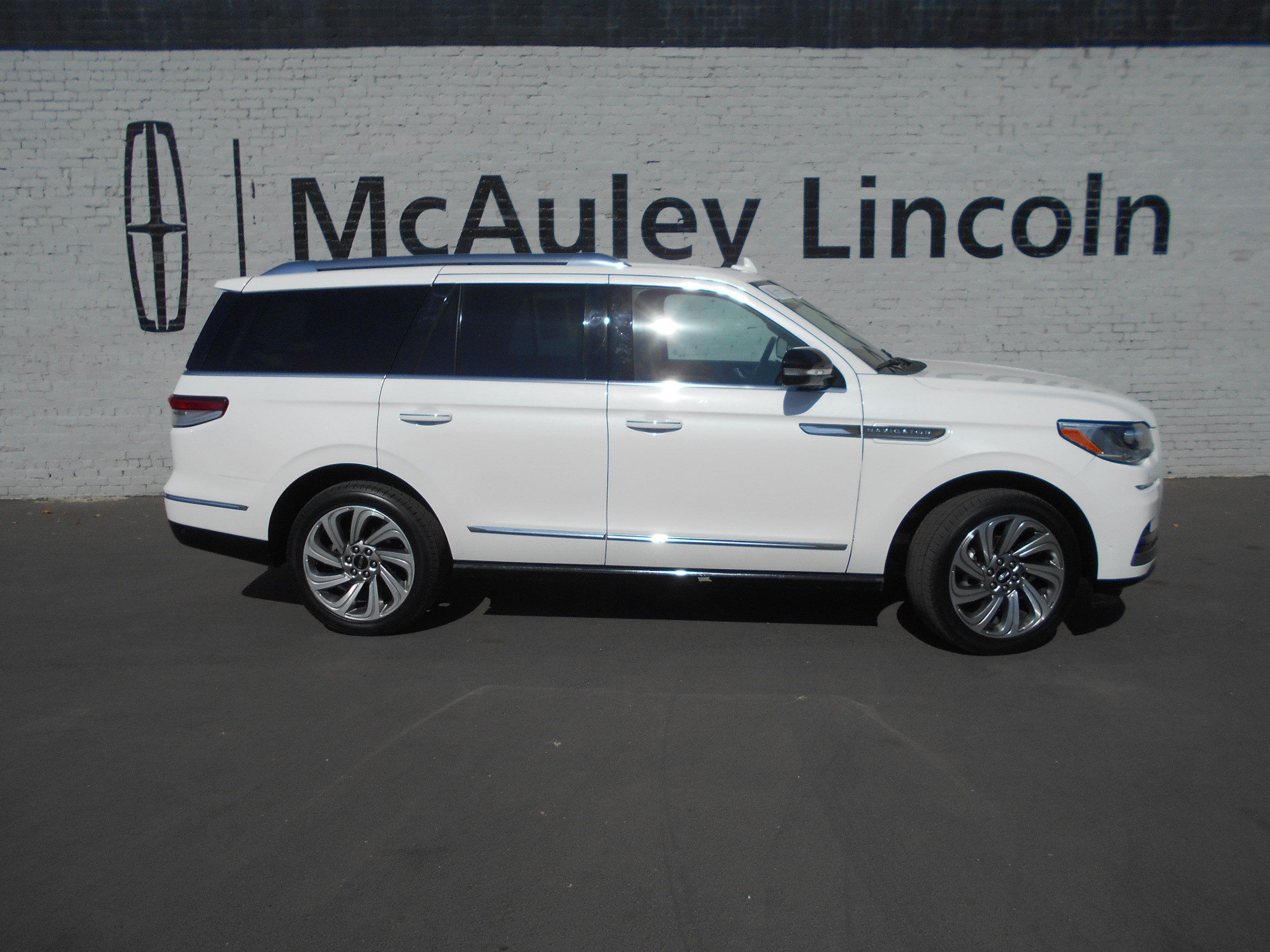 Certified 2023 Lincoln Navigator Reserve RWD image 1