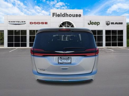 Used 2023 Chrysler Pacifica Touring-L FWD image 13