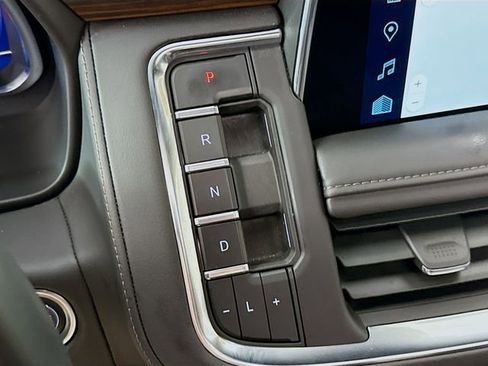 Used 2024 Chevrolet Suburban High Country image 14