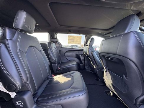 New 2026 Chrysler Pacifica Select image 16