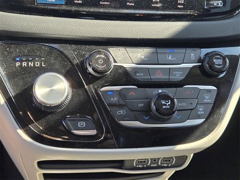 Used 2024 Chrysler Pacifica Touring-L image 18
