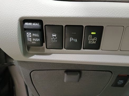 Used 2016 Toyota Sienna L image 12