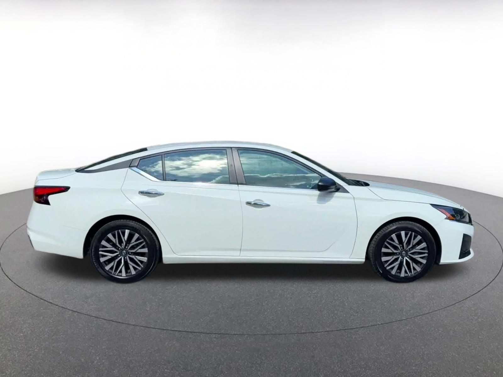 Used 2025 Nissan Altima 2.5 SV FWD image 15