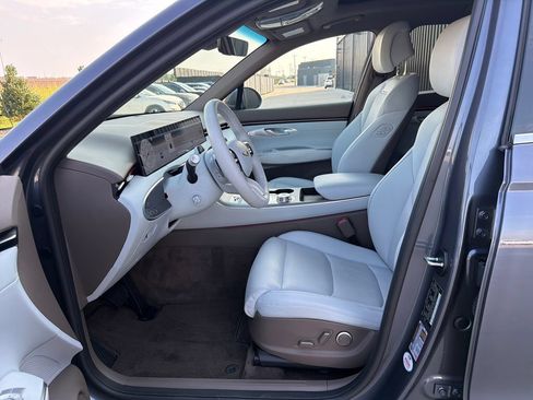 Certified 2026 Genesis GV70 2.5T Advanced AWD/4WD image 9